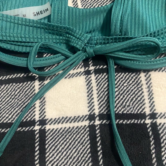 Women’s size medium green swimsuit top - Picture 3 of 5